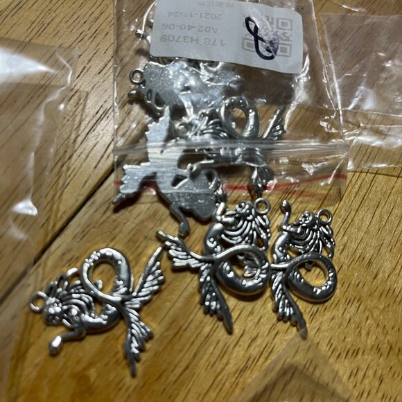 Charms and Gift Bags Lot - Over 800 Pieces - Picture 15 of 15